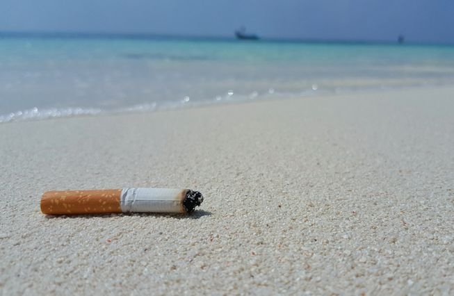 Барселона забранява цигарите на плажа